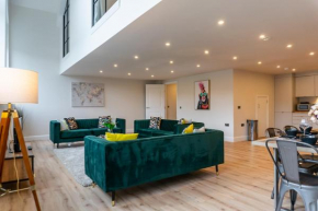 FREE Parking, 3 Bedrooms, Spacious living area, Central, Academy House
